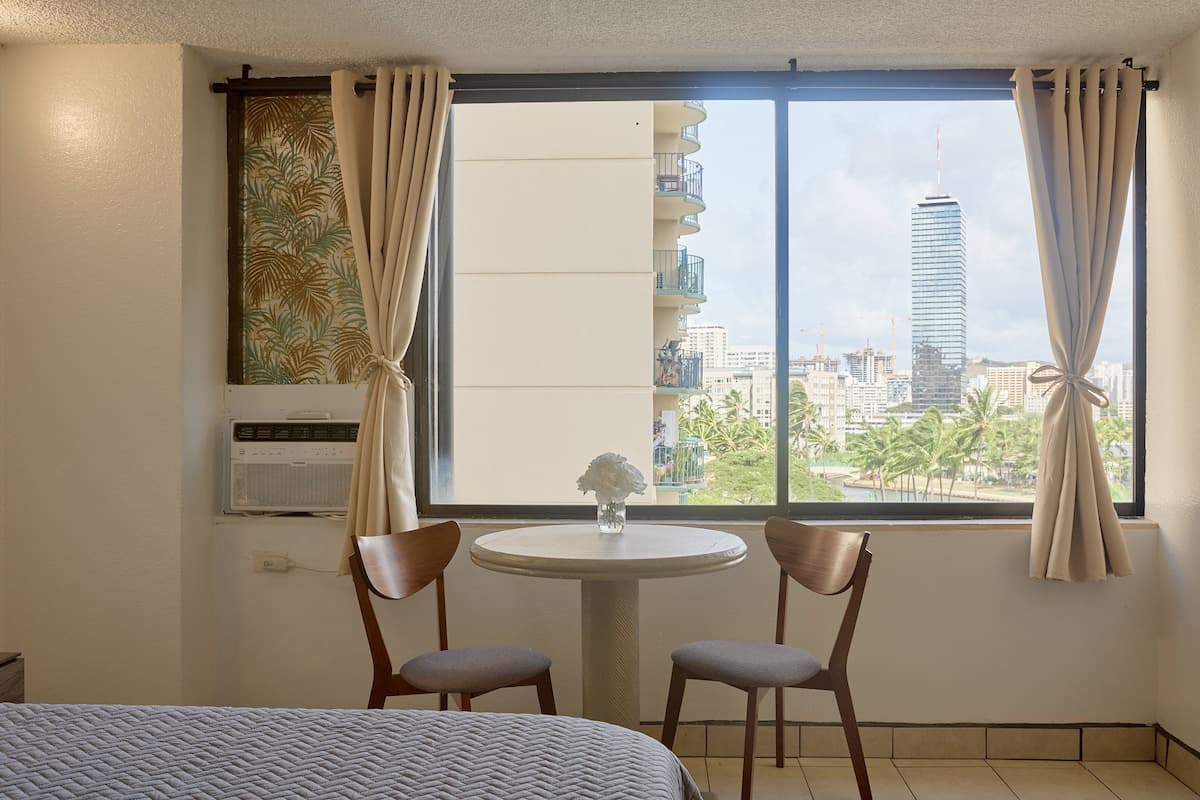 Condo in Honolulu · ★4.71 · Studio · 1 bed · 1 private bath - Photo 1