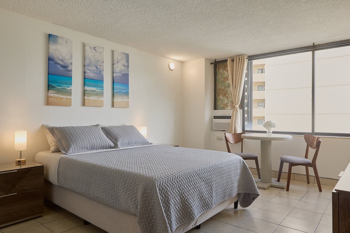 Condo in Honolulu · ★4.71 · Studio · 1 bed · 1 private bath - Photo 2