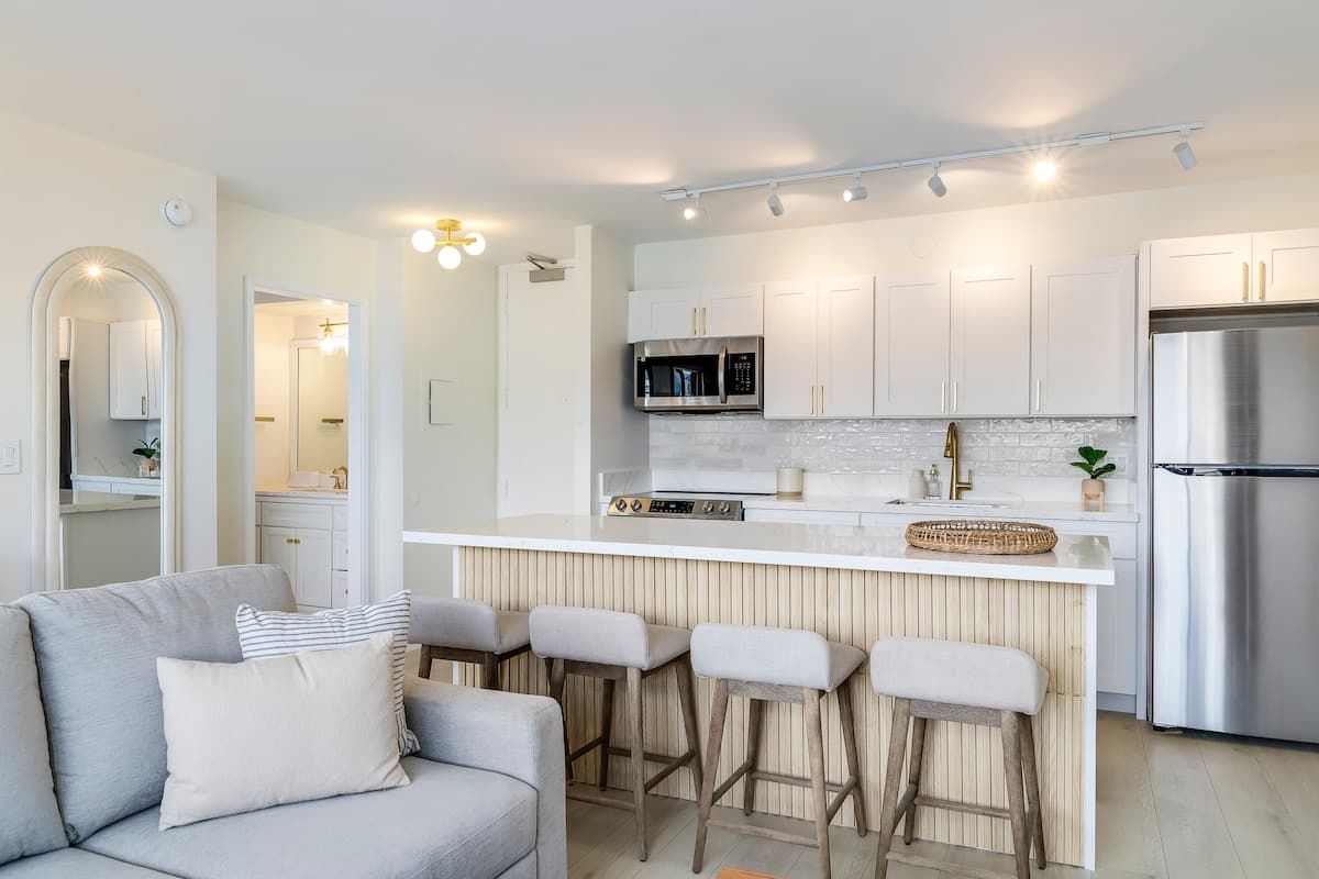 Waikiki Banyan Golden Gem: 1 Br w/ Free Parking - Photo 3