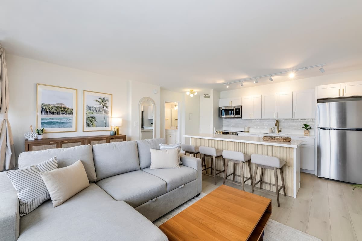 Waikiki Banyan Golden Gem: 1 Br w/ Free Parking - Photo 5