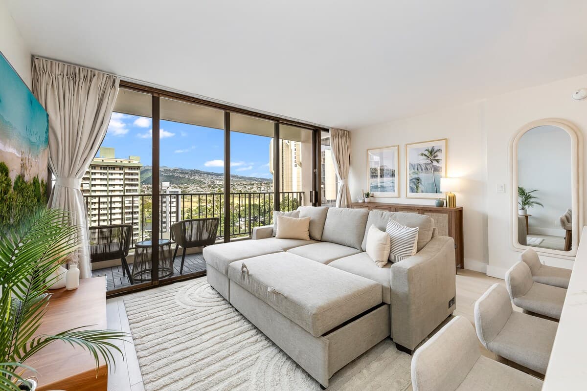 Waikiki Banyan Golden Gem: 1 Br w/ Free Parking - Photo 2