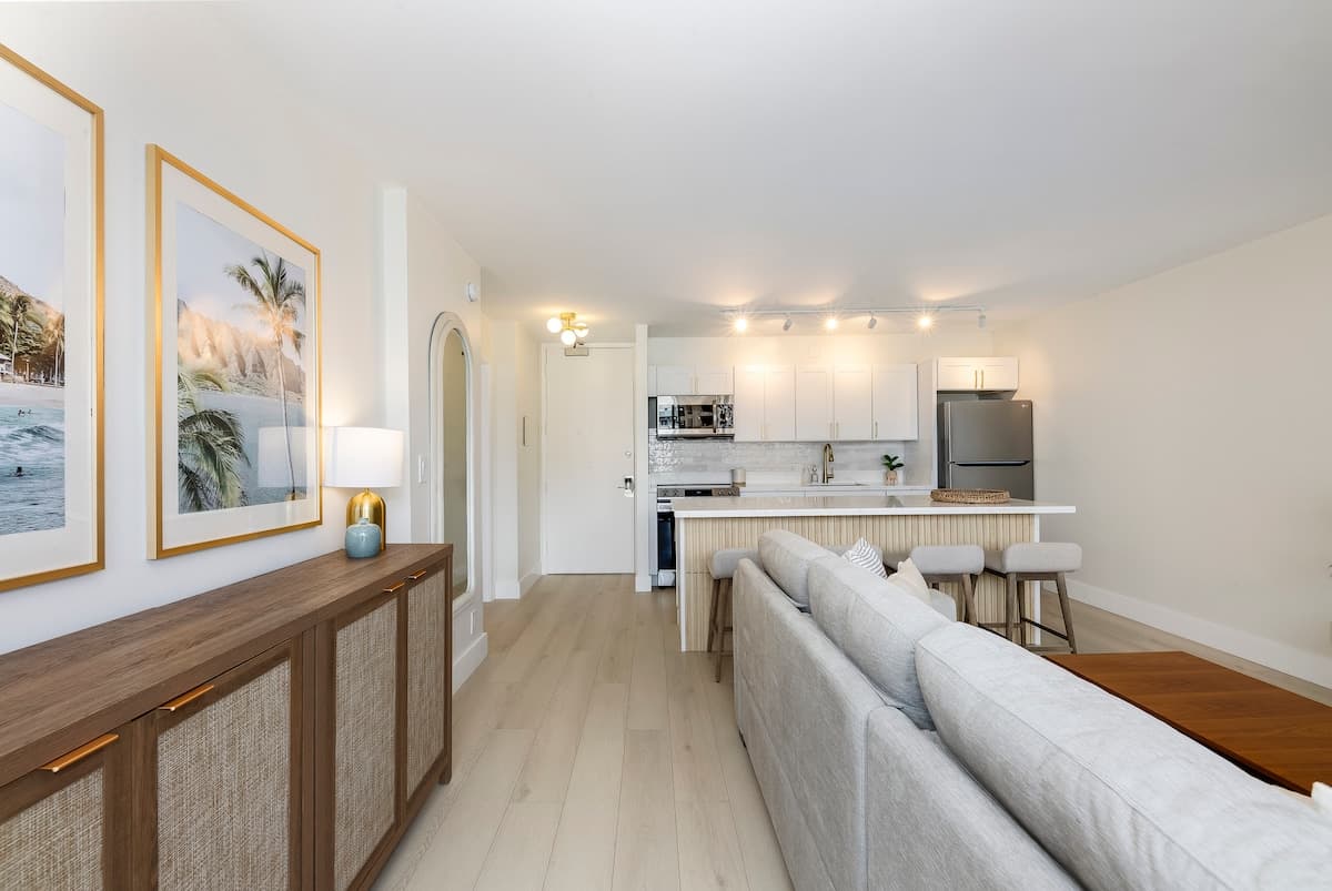 Waikiki Banyan Golden Gem: 1 Br w/ Free Parking - Photo 4