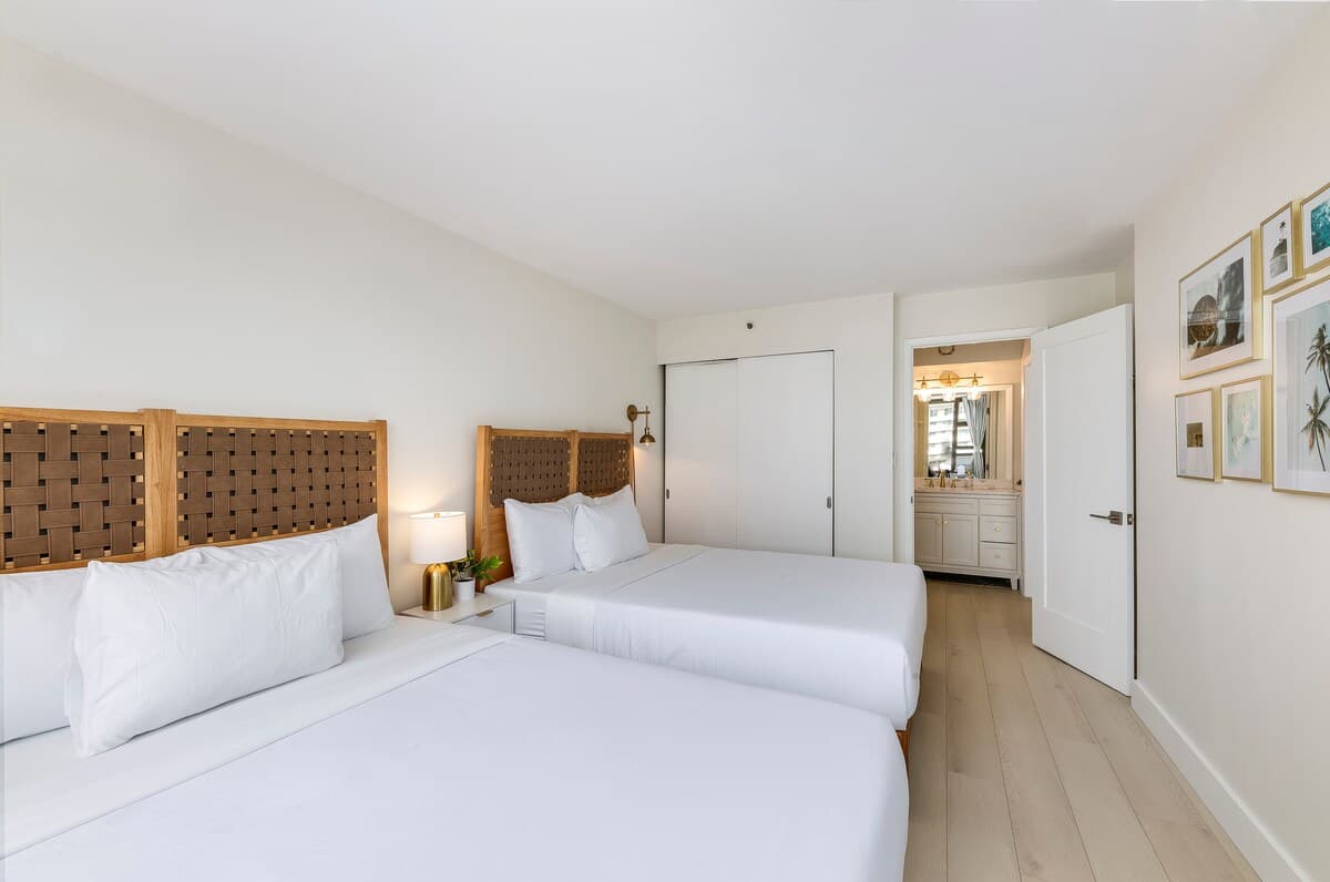 Waikiki Banyan Golden Gem: 1 Br w/ Free Parking - Photo 1