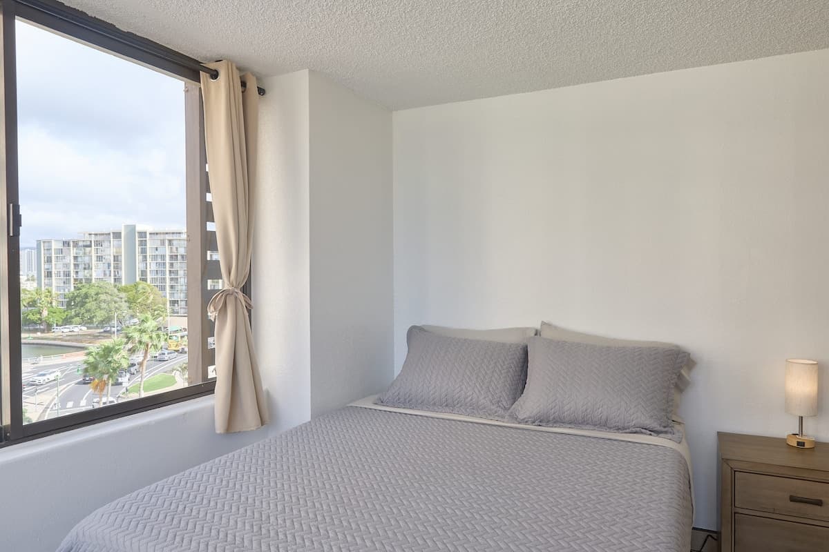 Condo in Honolulu · ★4.74 · Studio · 1 bed · 1 private bath - Photo 5