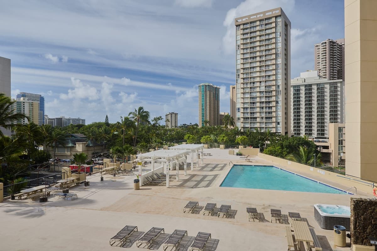 Condo in Honolulu · ★4.74 · Studio · 1 bed · 1 private bath - Photo 1