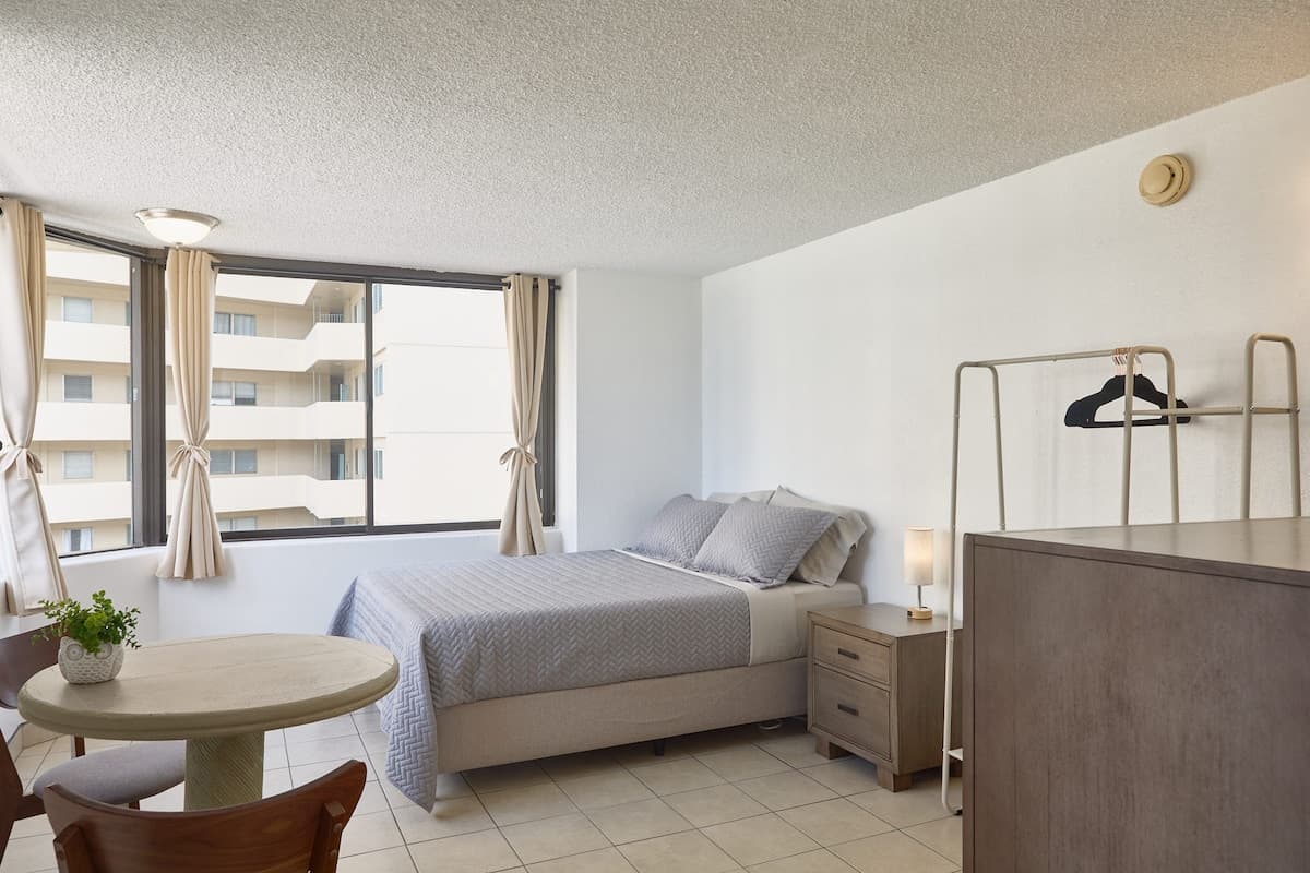 Condo in Honolulu · ★4.74 · Studio · 1 bed · 1 private bath - Photo 4