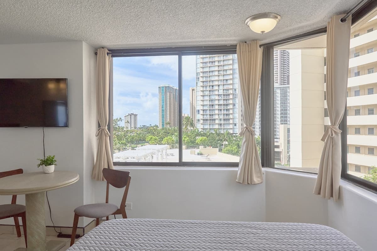 Condo in Honolulu · ★4.74 · Studio · 1 bed · 1 private bath - Photo 3