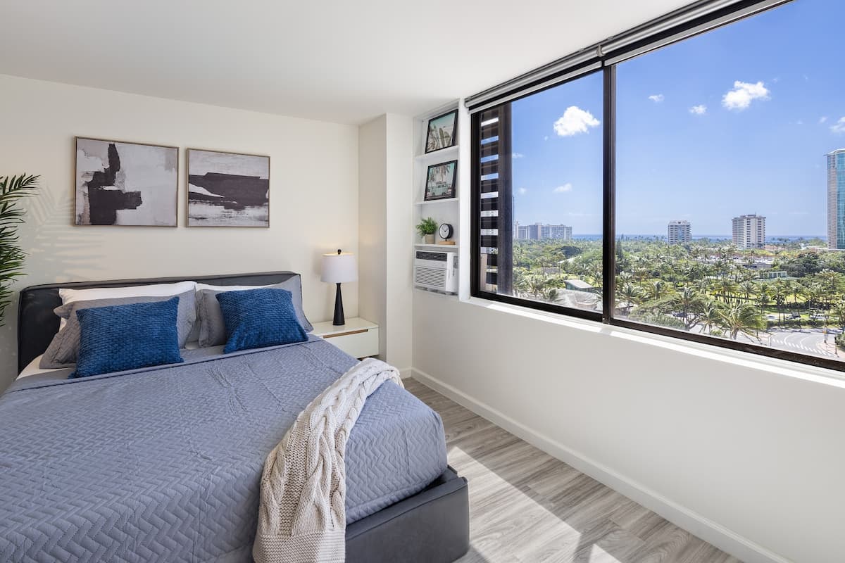 Waikiki Oasis Haven: Your Coastal Escape - Photo 1
