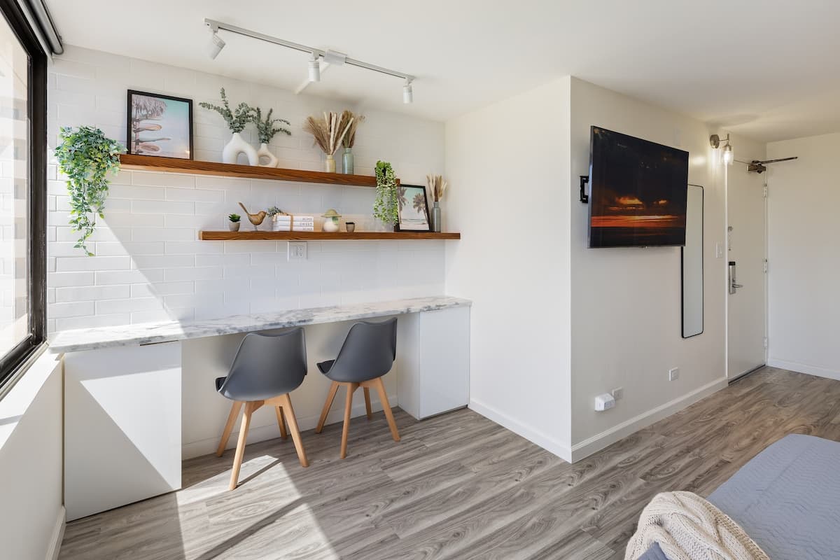 Waikiki Oasis Haven: Your Coastal Escape - Photo 4