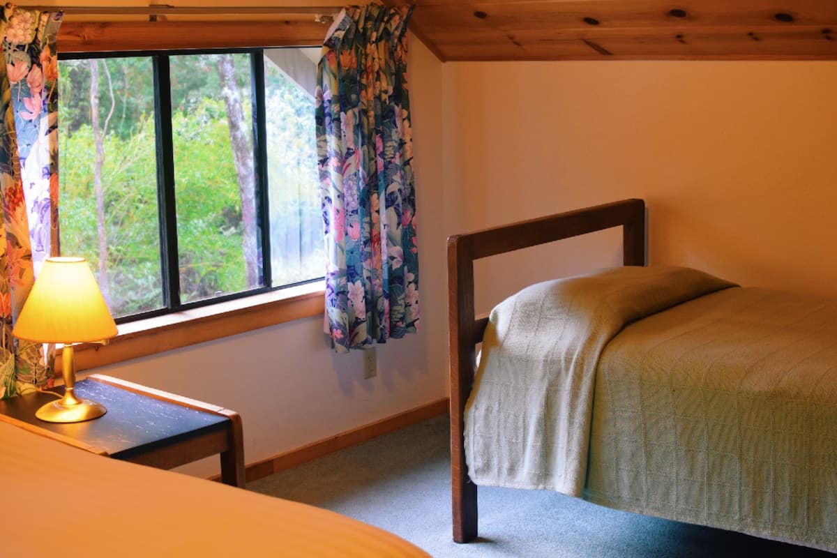 Home in Volcano · ★4.64 · 1 bedroom · 2 beds · 1 shared bath - Photo 3