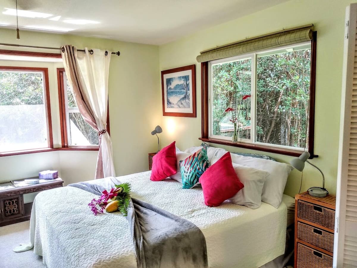 Home in Keaau · ★4.91 · 2 bedrooms · 2 beds · 2 private baths - Photo 3