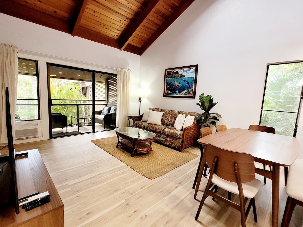 Newly Remodeled Tropical Resort - Photo 3