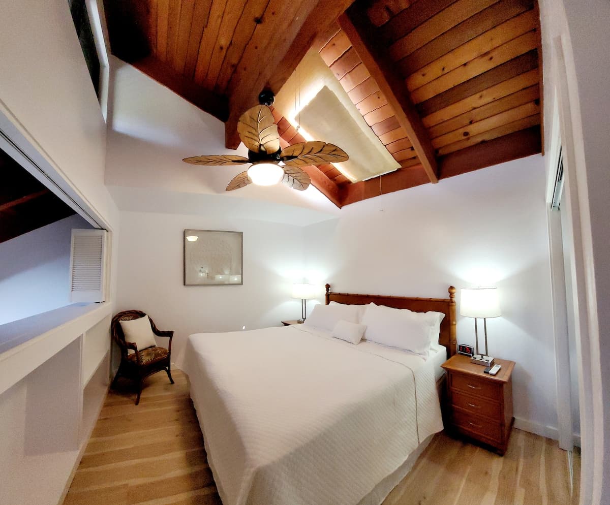 Newly Remodeled Tropical Resort - Photo 1