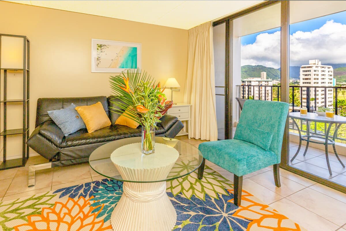 Condo in Honolulu · ★4.67 · 1 bedroom · 3 beds · 1 private bath - Photo 4
