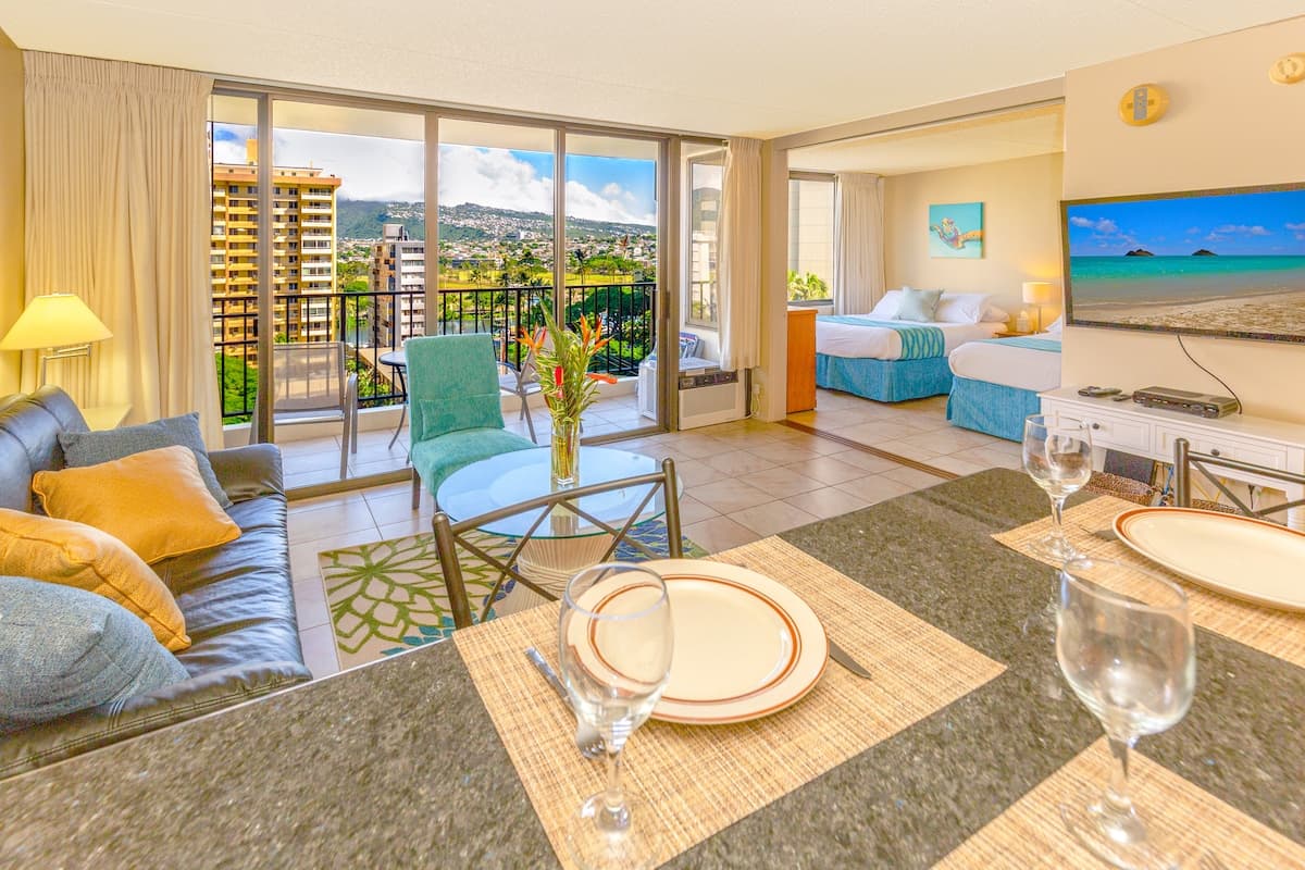 Condo in Honolulu · ★4.67 · 1 bedroom · 3 beds · 1 private bath - Photo 2