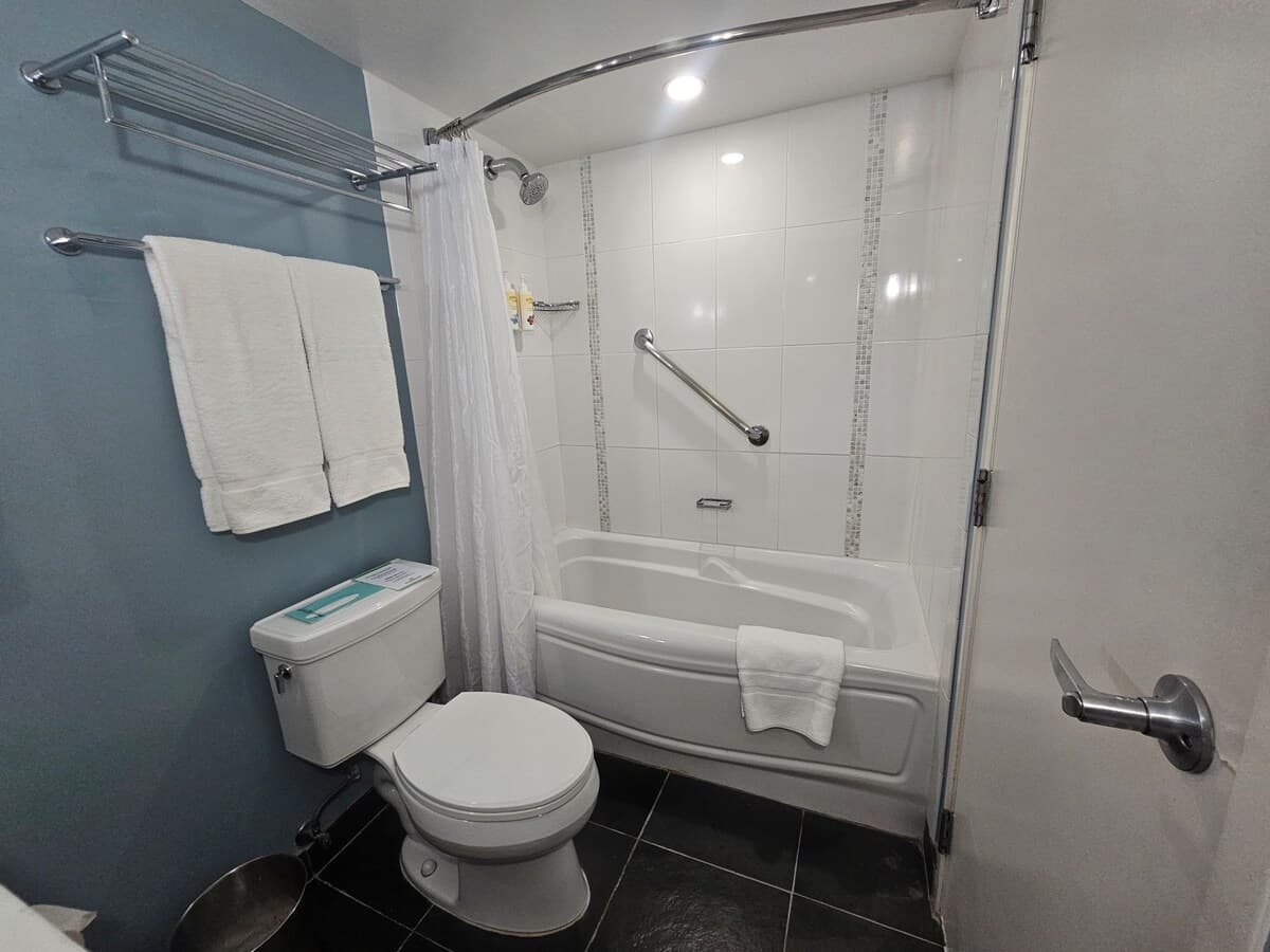 Condo in Honolulu · ★4.92 · Studio · 2 beds · 1 shared bath - Photo 4