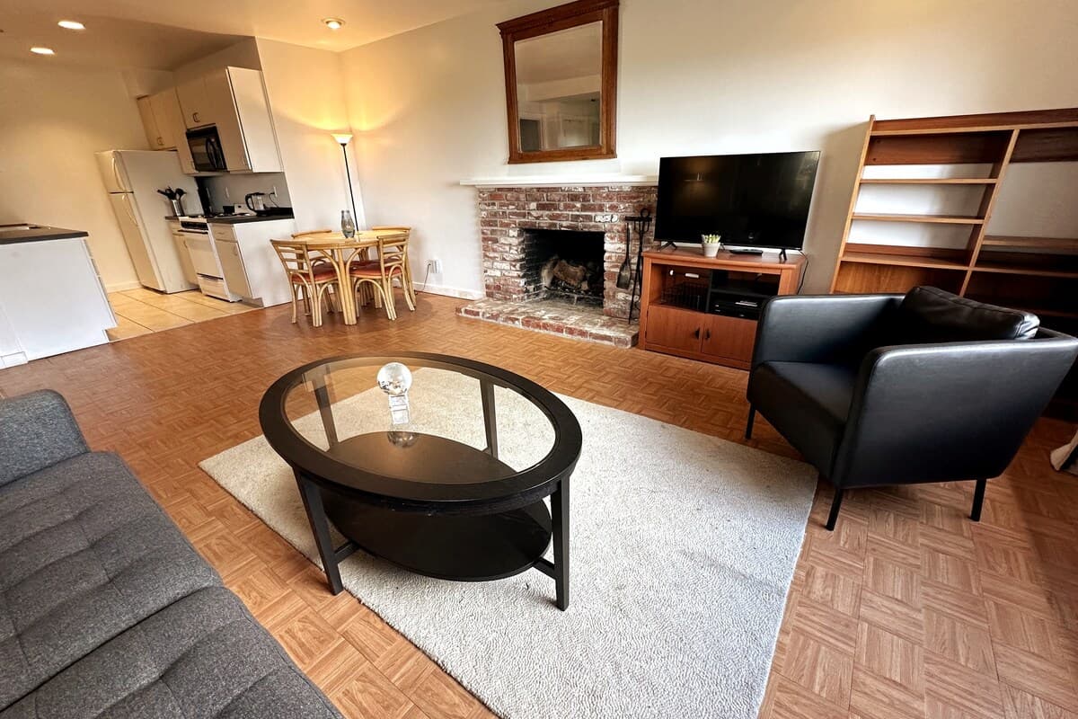 Bright and airy apt in Elmwood - Photo 3