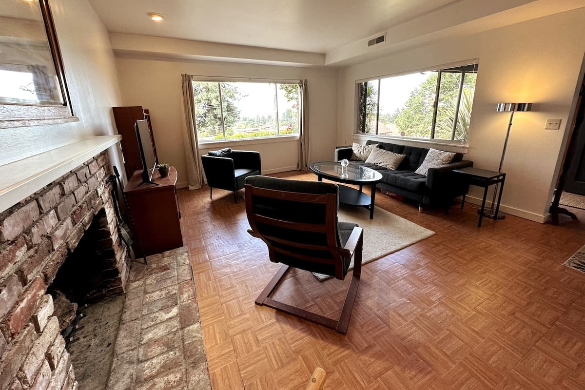 Bright and airy apt in Elmwood - Photo 4