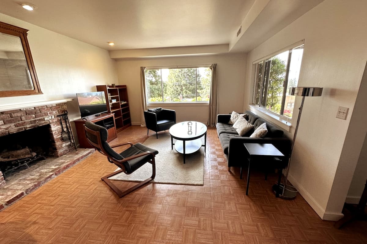 Bright and airy apt in Elmwood - Photo 2