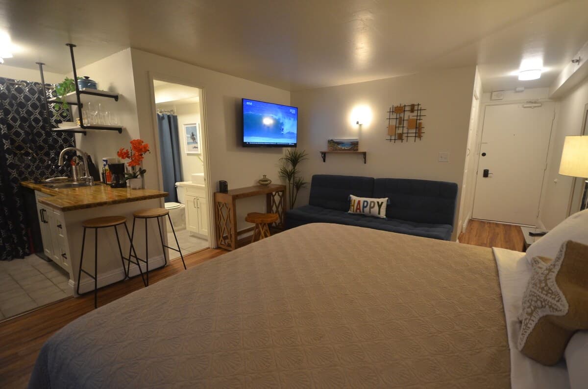 KV809 Renovated Studio w/King bed by Waikiki Beach - Photo 3