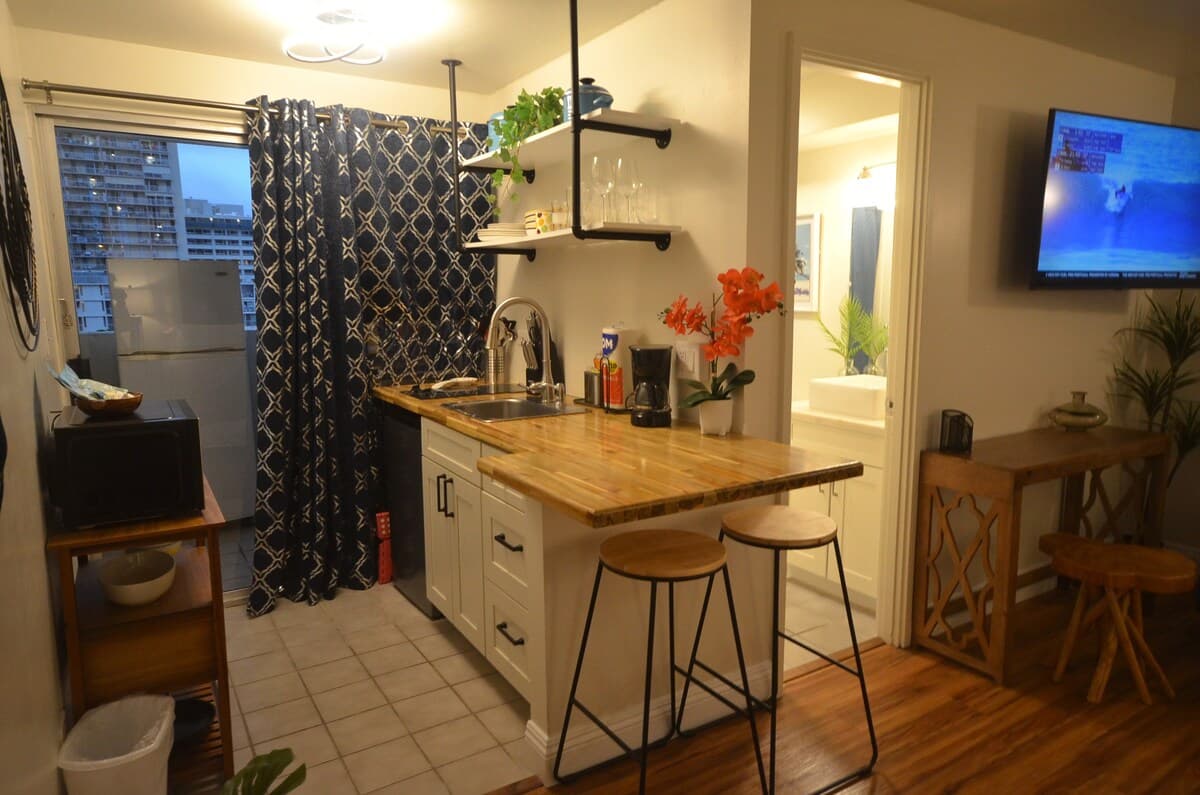 KV809 Renovated Studio w/King bed by Waikiki Beach - Photo 4