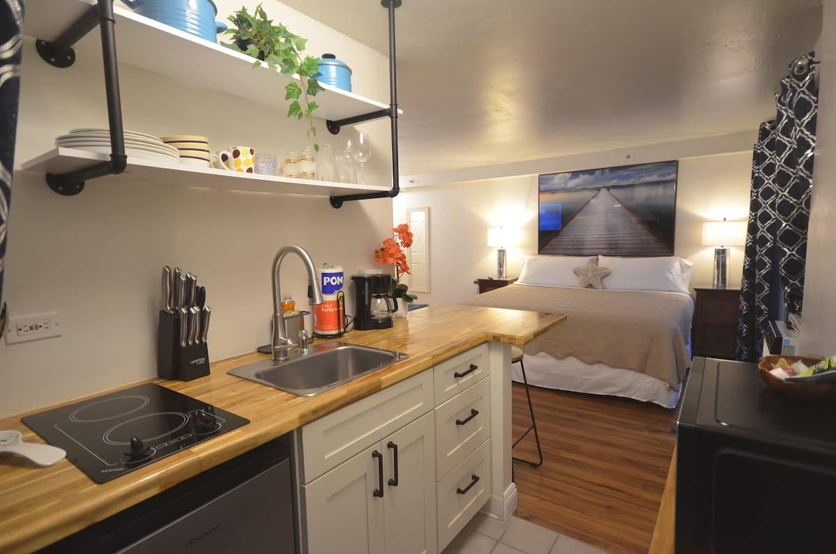 KV809 Renovated Studio w/King bed by Waikiki Beach - Photo 5