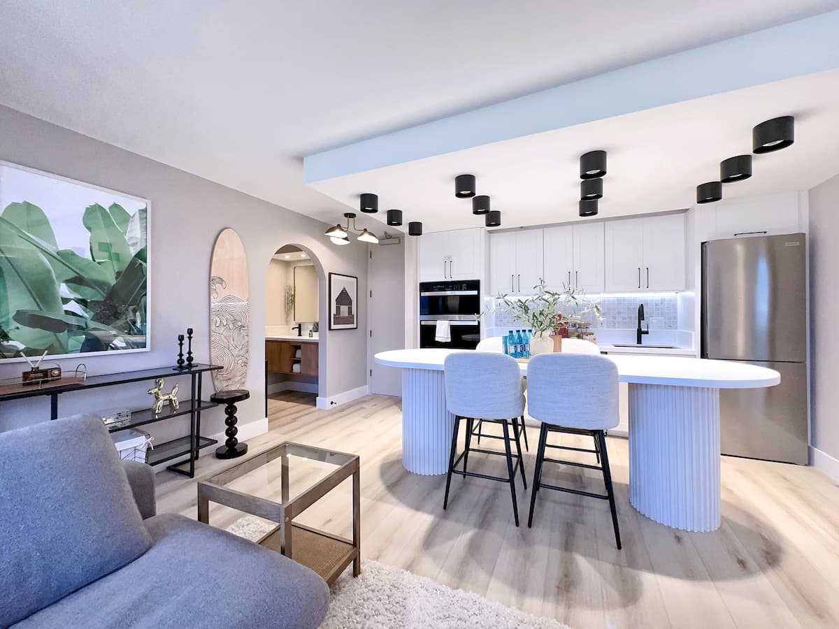 34th-High FL Mountain View Upscale 1BR w/Parking~ - Photo 5
