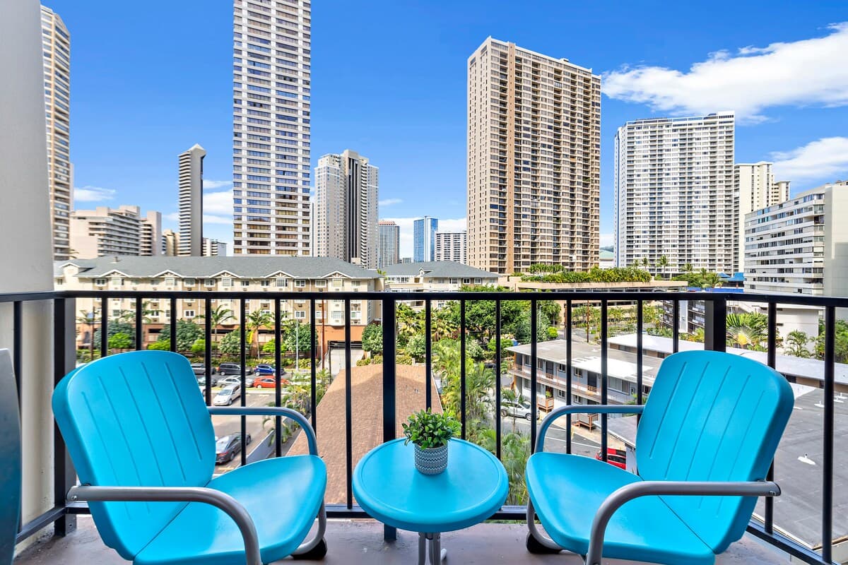 Condo in Honolulu · ★4.56 · 1 bedroom · 2 beds · 1 private bath - Photo 3