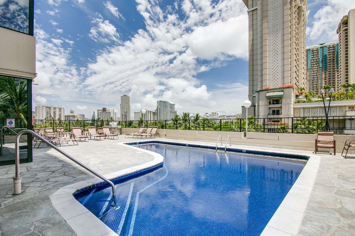 Condo in Honolulu · ★4.56 · 1 bedroom · 2 beds · 1 private bath - Photo 4