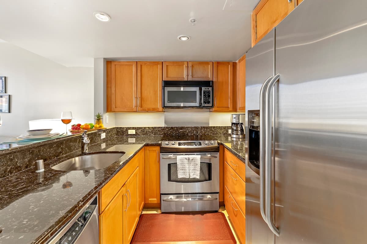 Condo in Honolulu · ★4.56 · 1 bedroom · 2 beds · 1 private bath - Photo 5