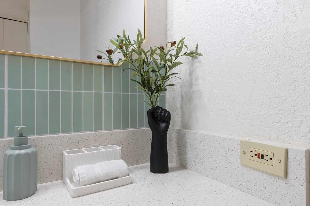 Condo in Honolulu · ★4.91 · Studio · 1 bed · 1 private bath - Photo 3