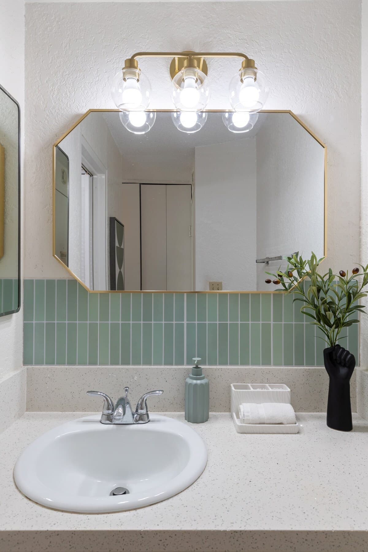 Condo in Honolulu · ★4.91 · Studio · 1 bed · 1 private bath - Photo 2