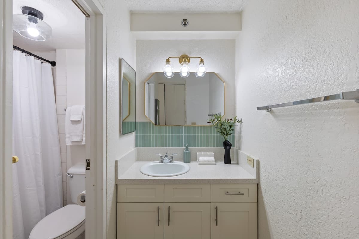 Condo in Honolulu · ★4.91 · Studio · 1 bed · 1 private bath - Photo 1