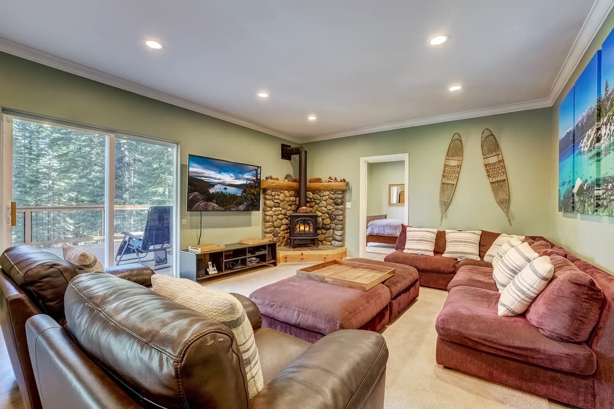 Chateau de Corbeau Hot Tub, Steam Room, Game Room - Photo 3