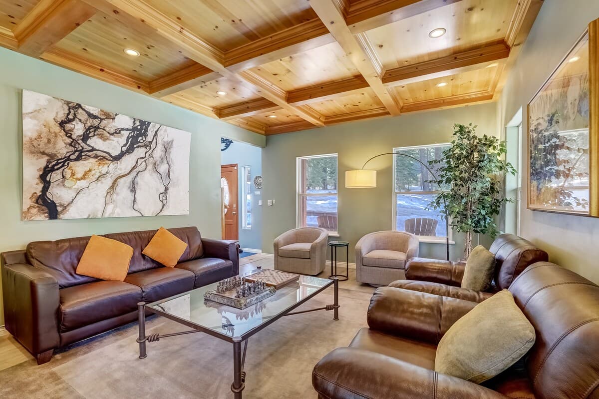 Chateau de Corbeau Hot Tub, Steam Room, Game Room - Photo 2
