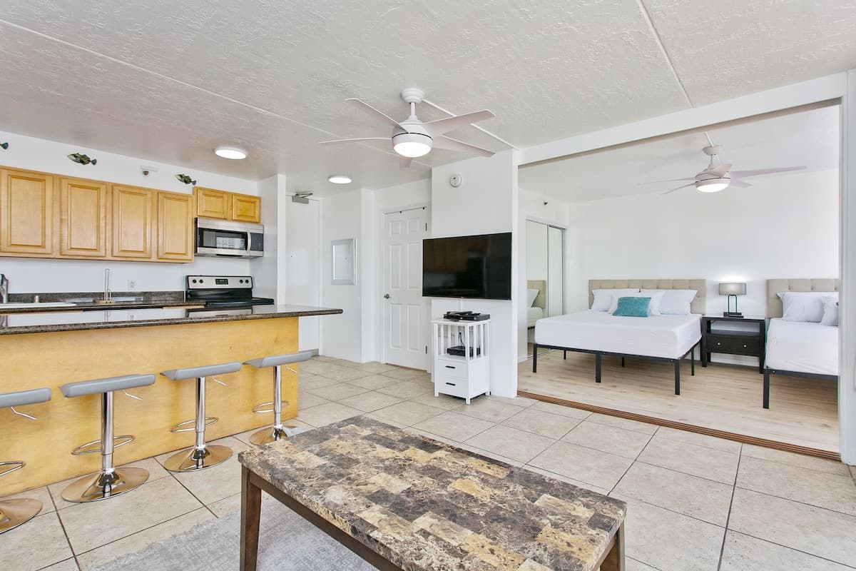 Condo in Honolulu · ★4.66 · 1 bedroom · 2 beds · 1 private bath - Photo 5
