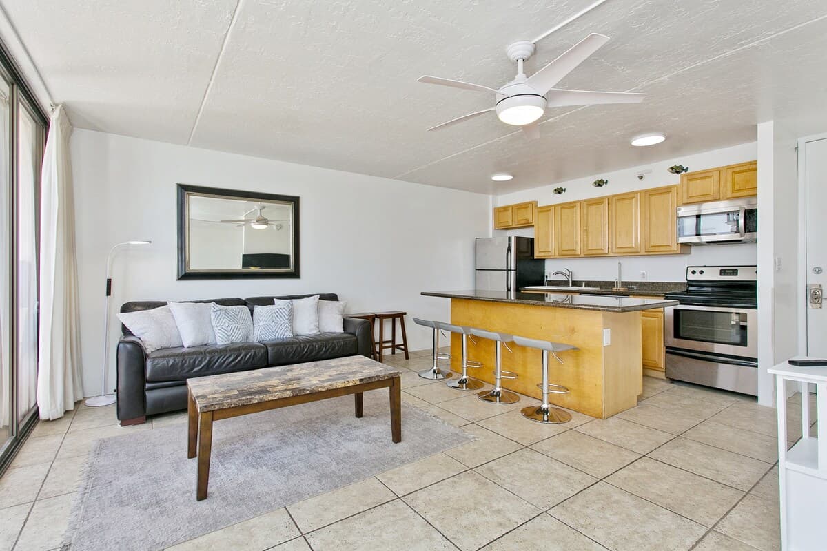 Condo in Honolulu · ★4.66 · 1 bedroom · 2 beds · 1 private bath - Photo 4