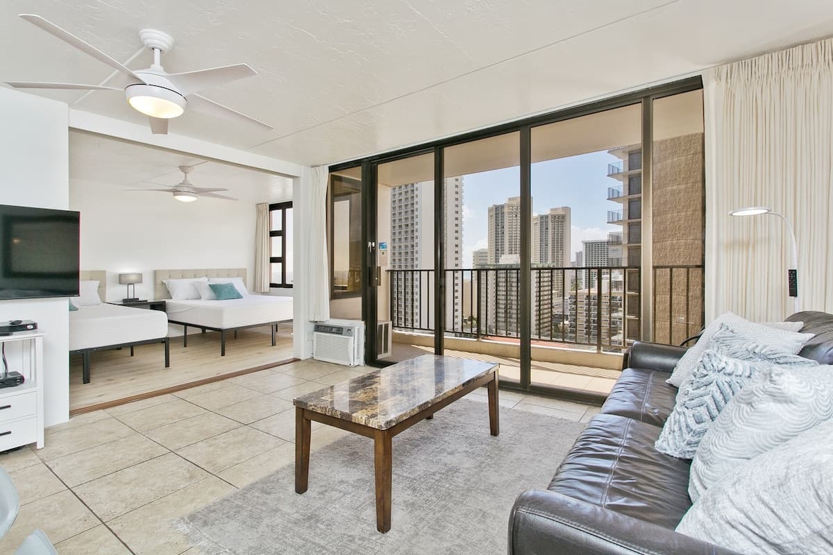Condo in Honolulu · ★4.66 · 1 bedroom · 2 beds · 1 private bath - Photo 2