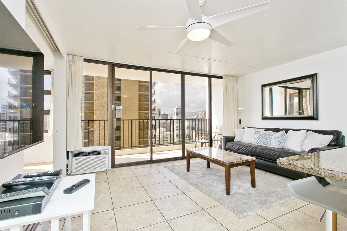 Condo in Honolulu · ★4.66 · 1 bedroom · 2 beds · 1 private bath - Photo 3