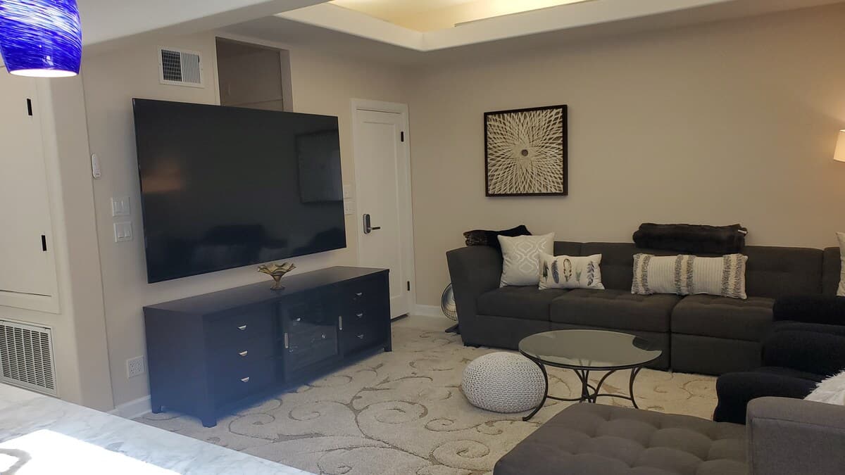 SF Home with Free EV Charger & Chef's Kitchen - Photo 3