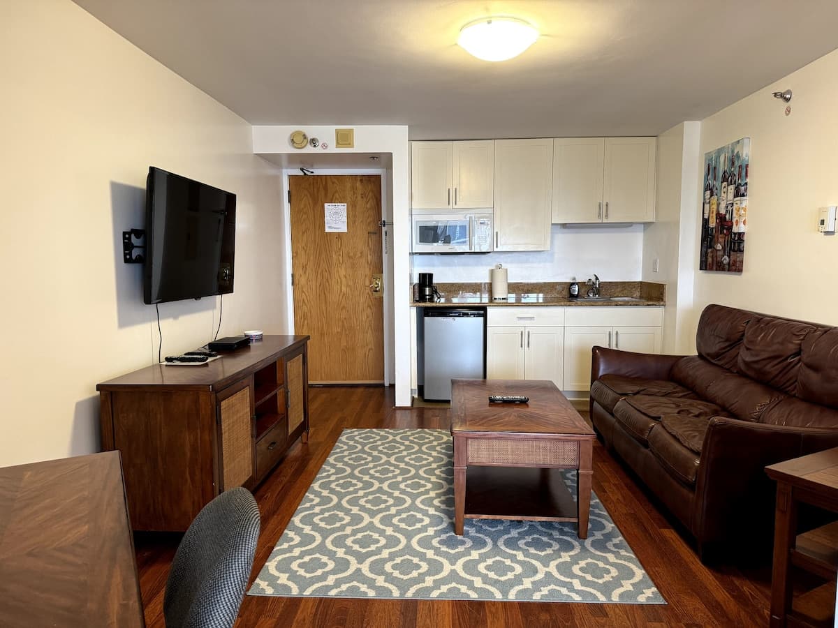 Elegant Ocean View Suite - Photo 3