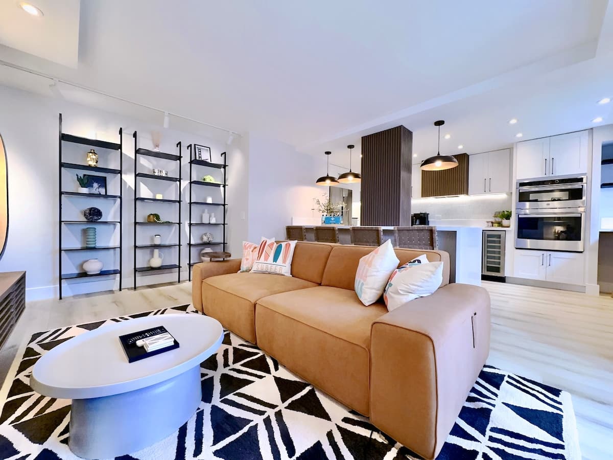 Ultra Modern-Waikiki Beach-Rare 2BR/2BTH/Parking! - Photo 2
