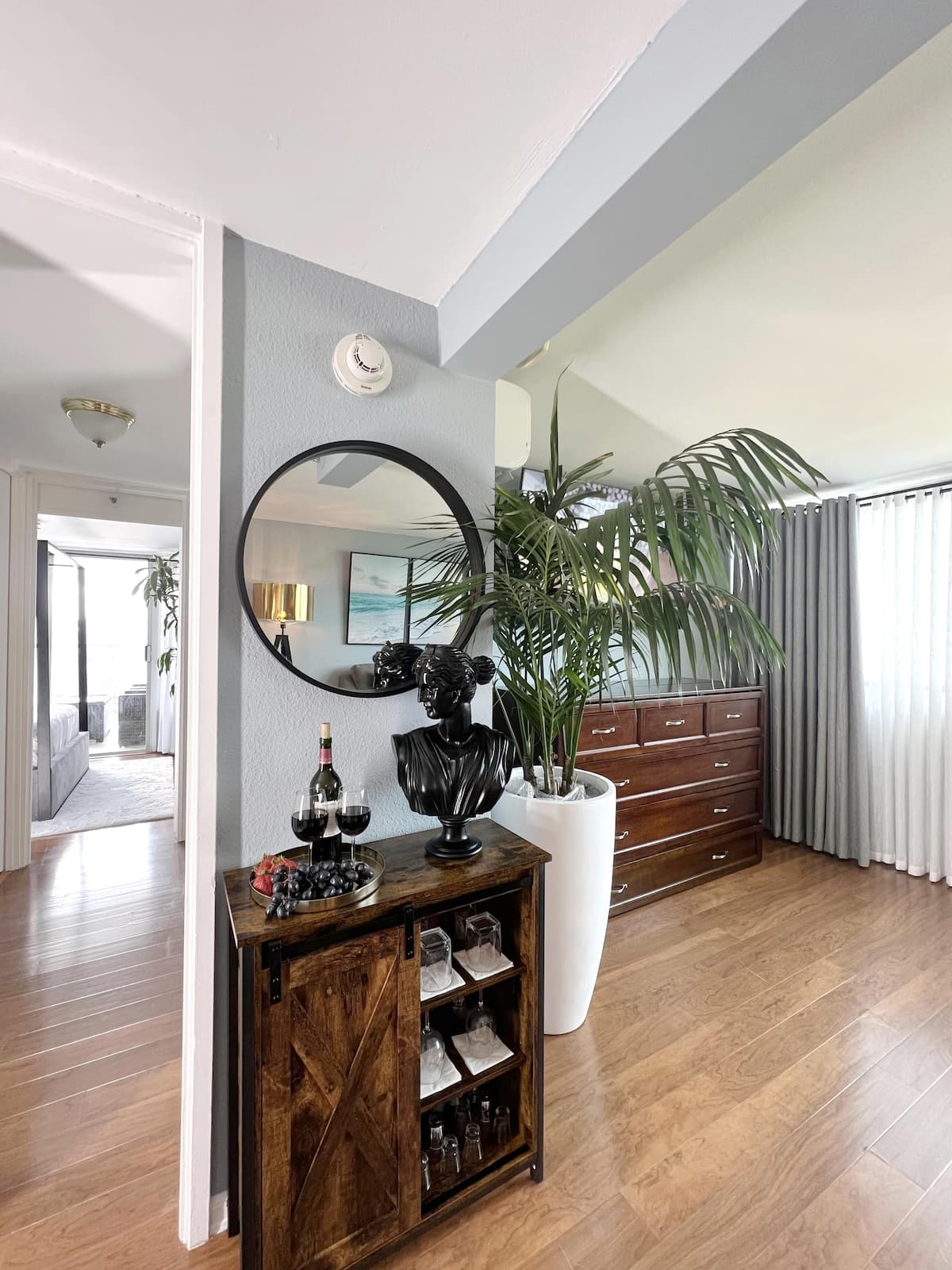 Center of Waikiki - 1 Bedroom 3 Queen Size Beds - Photo 2