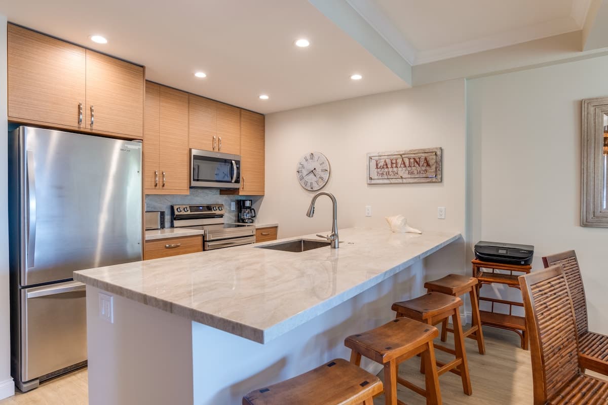 Home in Lahaina · ★5.0 · 3 bedrooms · 6 beds · 3 baths - Photo 3