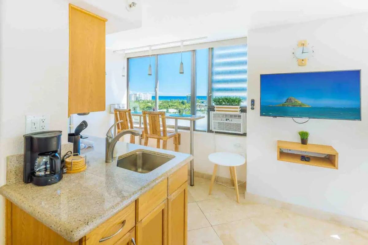 Condo in Honolulu · ★4.75 · 2 bedrooms · 4 beds · 1 private bath - Photo 5