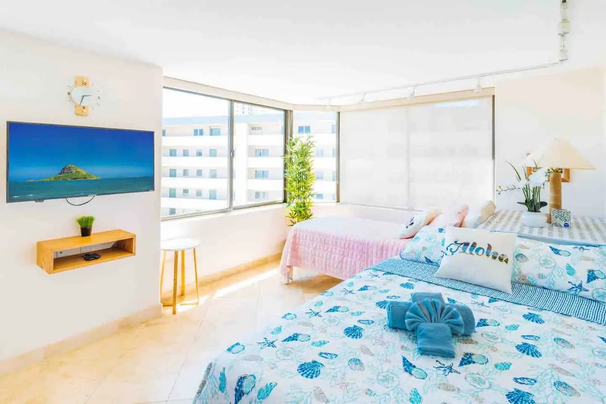 Condo in Honolulu · ★4.75 · 2 bedrooms · 4 beds · 1 private bath - Photo 2