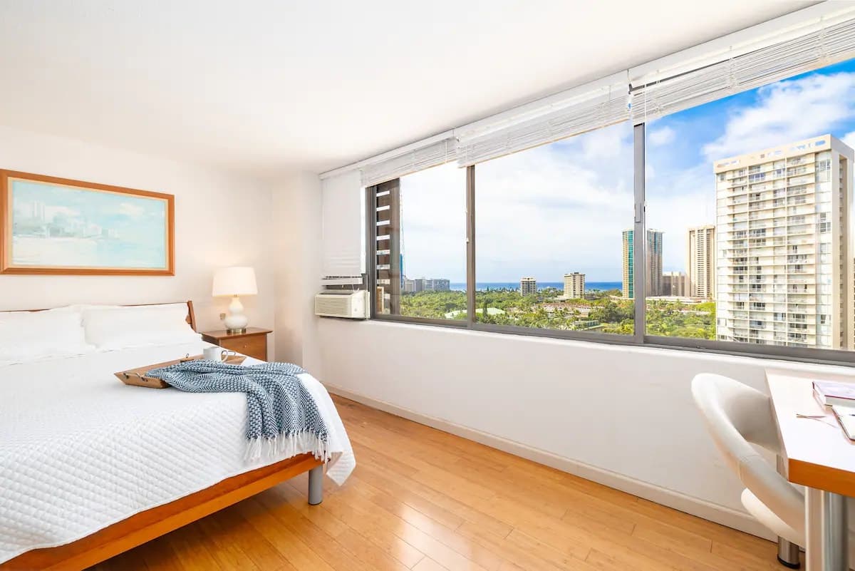 Condo in Honolulu · ★4.75 · 2 bedrooms · 4 beds · 1 private bath - Photo 1