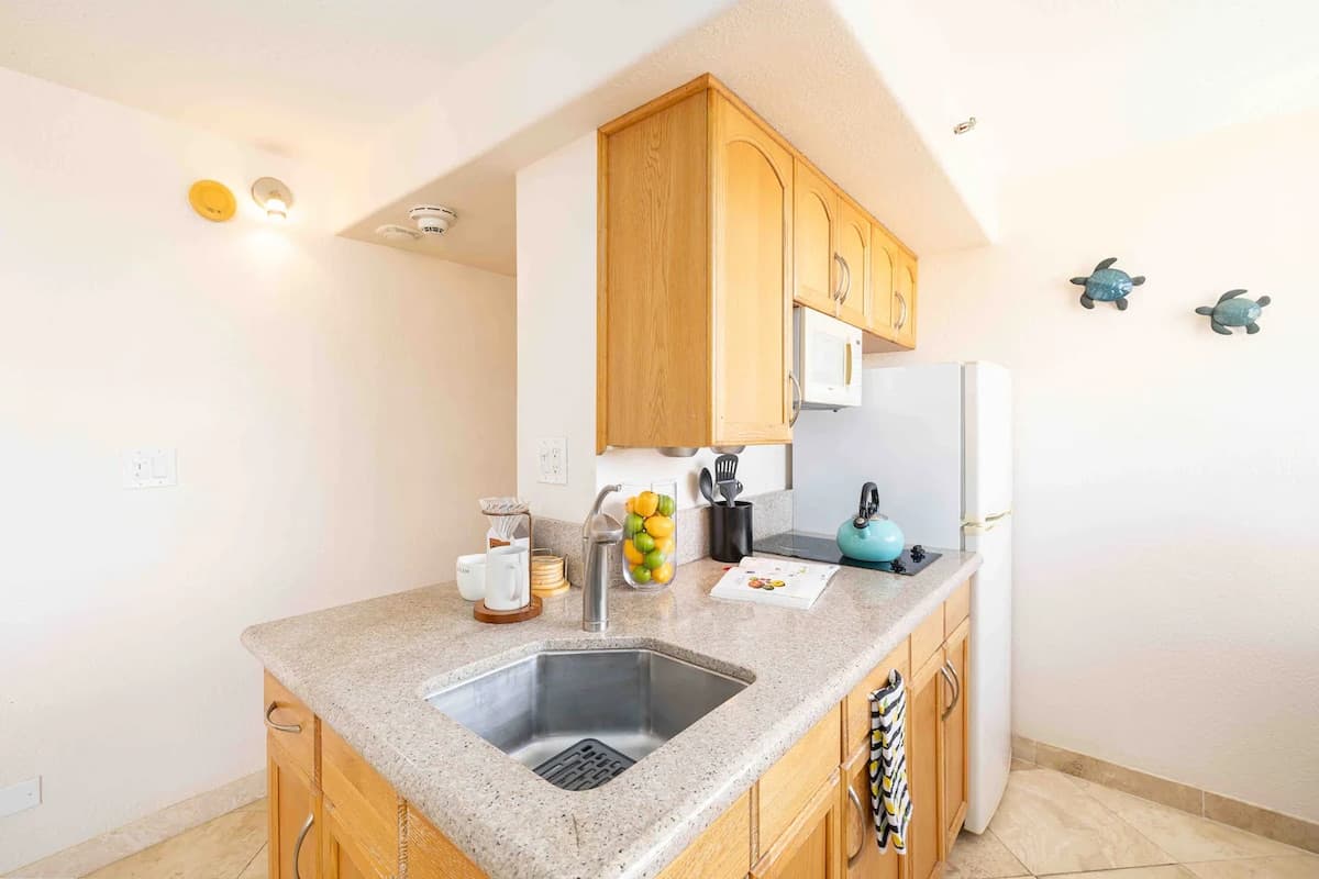 Condo in Honolulu · ★4.75 · 2 bedrooms · 4 beds · 1 private bath - Photo 4