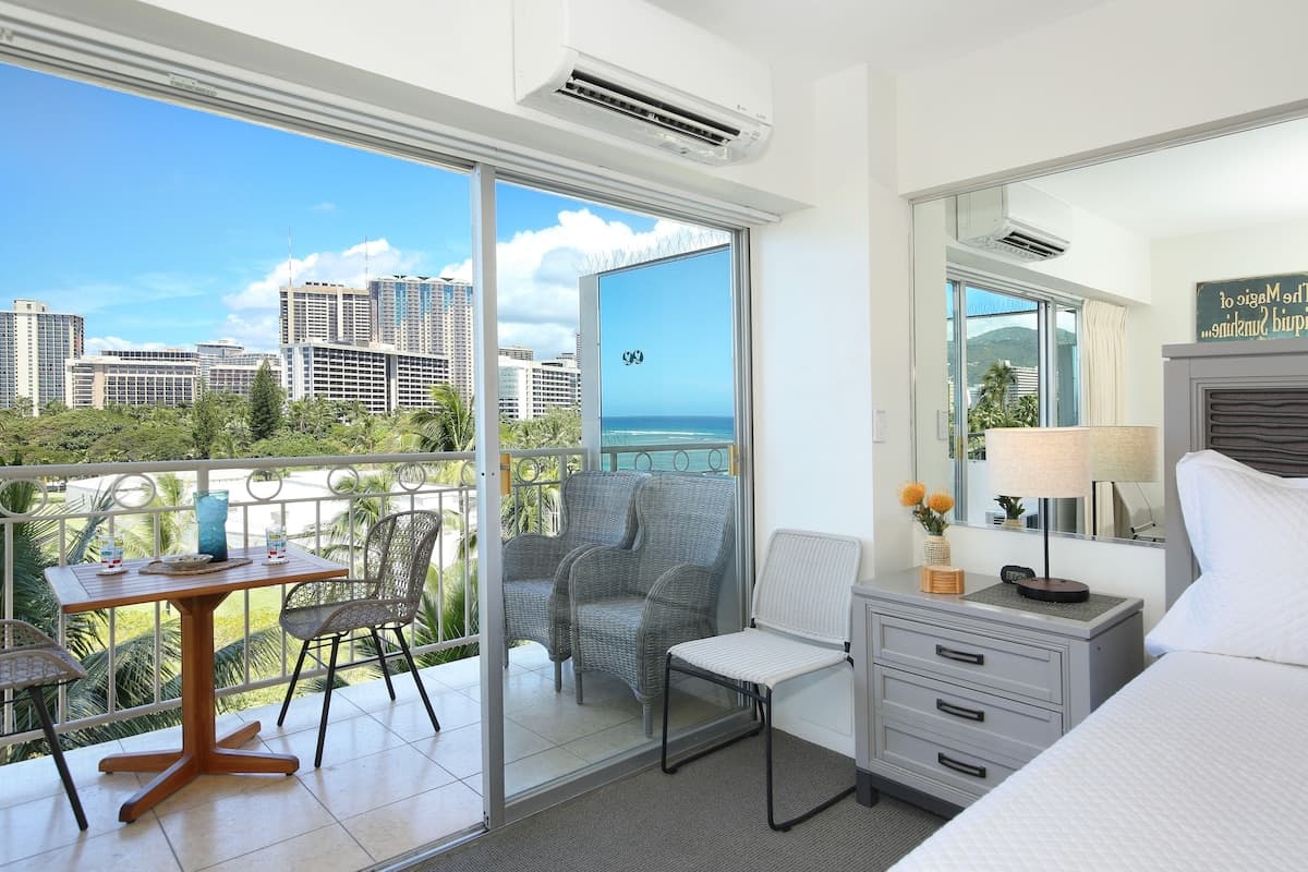 Condo in Honolulu · ★5.0 · Studio · 1 bed · 1 shared bath - Photo 3