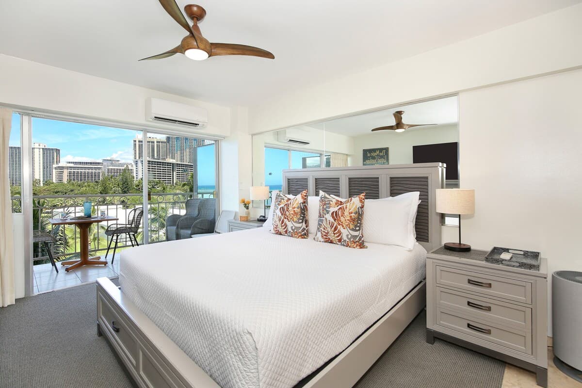 Condo in Honolulu · ★5.0 · Studio · 1 bed · 1 shared bath - Photo 1